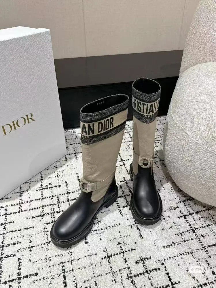 👟👟Ex-factory price 600👟👟, Dior embroidered graffiti boots, regardless of season or outfit, can be easily worn in various occasions. Putting on this pair of Dior embroidered boots is like stepping into a fashion universe full of art. This pair of boots was born in the 2013 autumn and winter series. It breaks the rules and does not follow the trend of pursuing gorgeousness. Instead, it tells the brand's dedication to quality with a low-key and deep luster. The square toe design abandons the sharp edge and adds a bit of mature and stable temperament. Whether it is paired with an elegant long skirt or a smart trousers, it can be easily controlled without any sense of violation.   The most eye-catching thing is the exquisite embroidery on the boots. Every stitch and thread is the hard work of craftsmen, and it is the perfect fusion of traditional craftsmanship and modern design. These embroideries are not simple decorations, but lively stories that slowly unfold on the uppers of the boots, giving these boots a unique soul. Wearing it, you are not only showing your fashion sense, but also demonstrating your ultimate pursuit of quality of life. Every step you take shows Dior's unique elegance and confidence.  Material: First-layer cowhide + sheepskin lining + rubber non-slip outsole Number of yards: 35-40 yards Color: black apricot